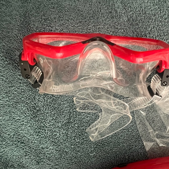 AQUA LUNG SWIM MASK AND SNORKEL- NEW RED AND BLACK- ADULT SIZE - Picture 6 of 11